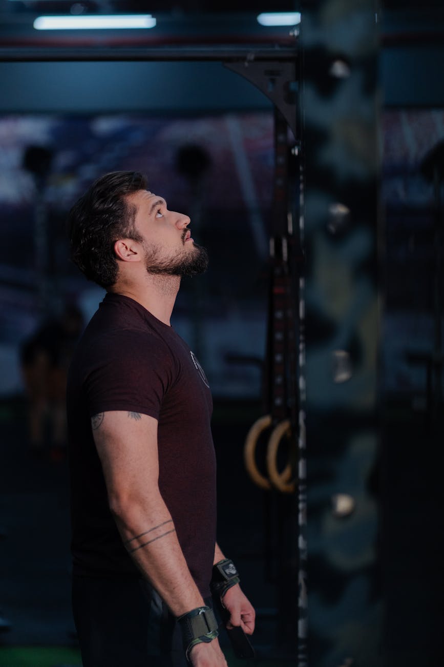 focused man preparing for workout in gym